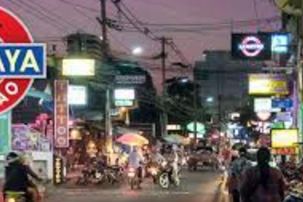 The Base Central Pattaya Quiet King-Bed With Infinity Pool & Free Netflix Exterior photo
